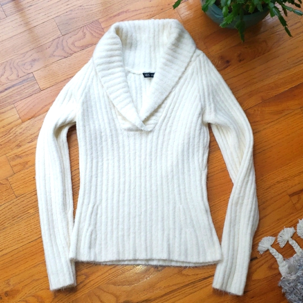 NES BEAUTIFUL SOFT SWEATER SMALL